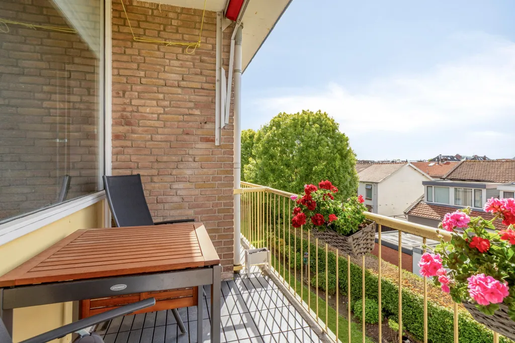 Balcon - Modern 3-Bedroom Flat with Balcony in Rotterdam