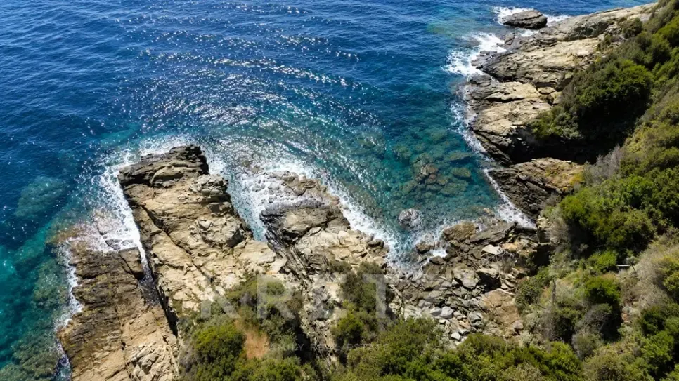 Vue aérienne - Villa Pieds dans l'eau avec Crique Privée à Erbalunga
