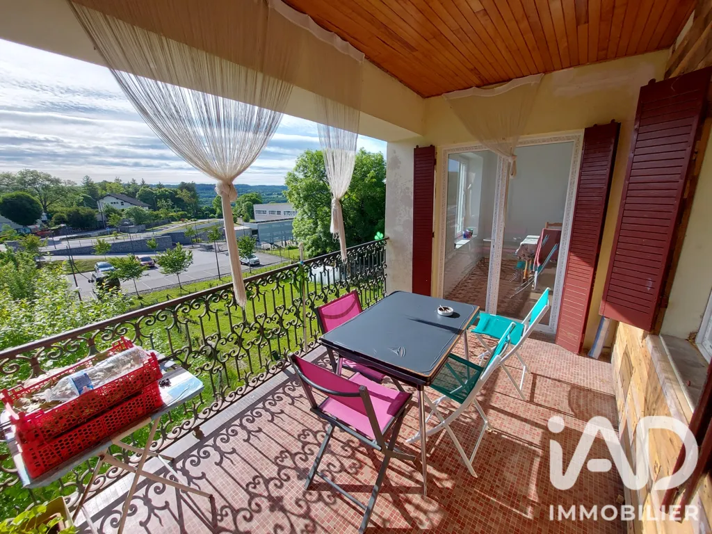 Rõdu - Spacious 3-Bedroom House with Terrace in Arinthod