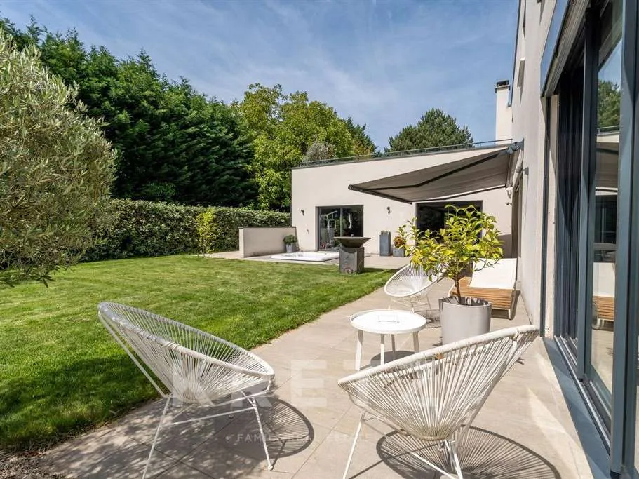 Terrasse - Villa Contemporaine avec Piscine à Saint-Just-Saint-Rambert