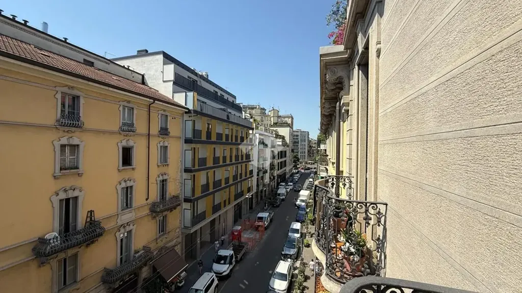 Rõdu - Prestigious Apartment with Balconies in Milan