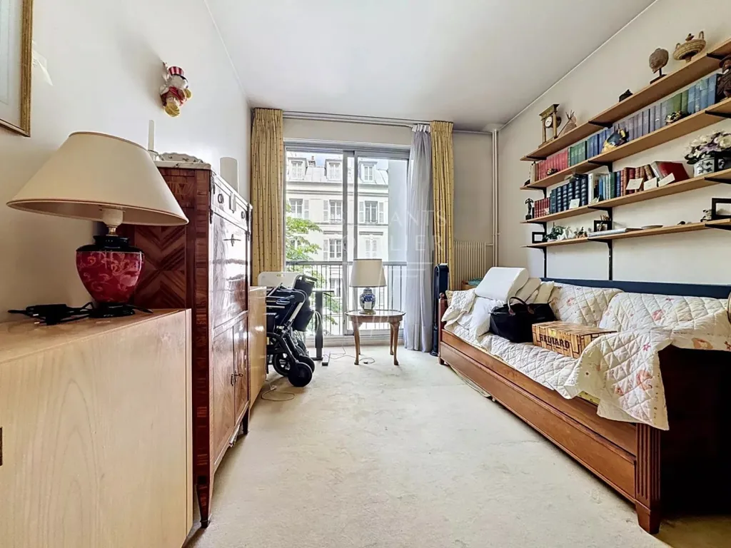 Chambres - Appartement de 3 Pièces à Rénover avec Balcon à Paris 16ᵉ