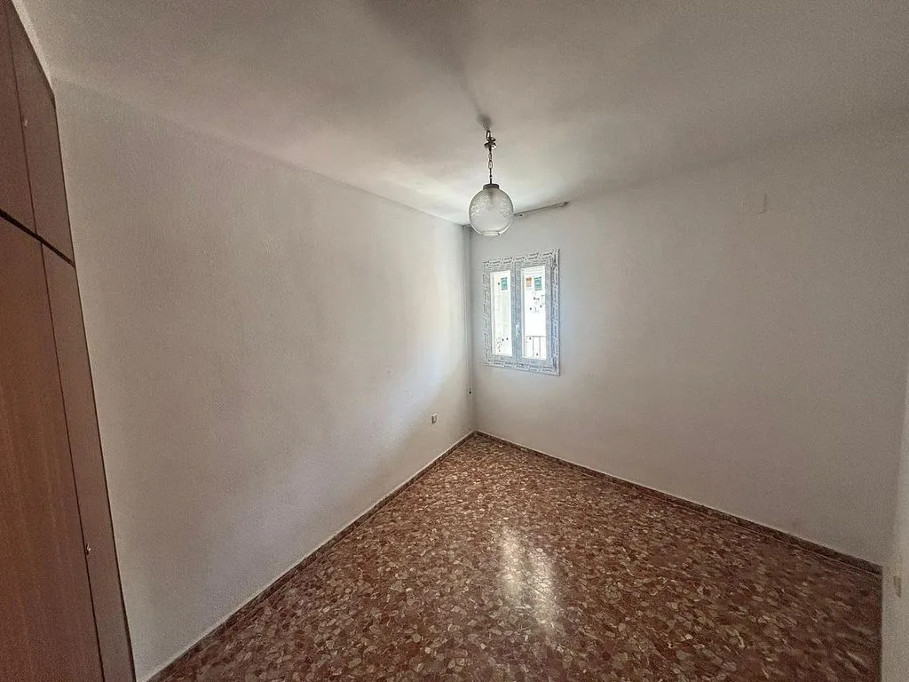 Rooms - 3-Bedroom Flat with Balcony in Belicena