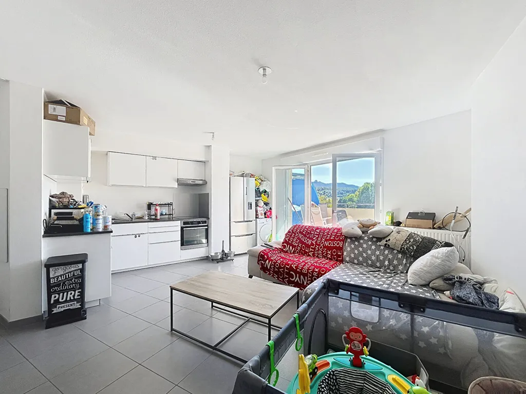 Elutuba - 3-Bed Apartment with Terrace in Gardanne