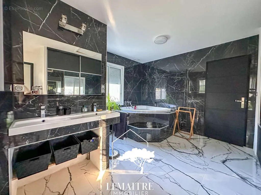 Salles de bain - Maison Contemporaine avec Piscine aux Mathes