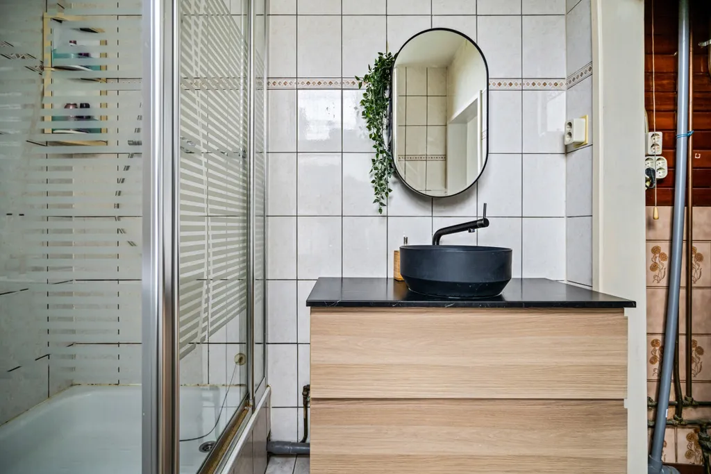Bathrooms - Characterful Detached House with Garden in Leiden