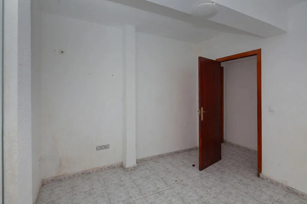 Pièces - 3-Bed Apartment with Metro Access in Valencia