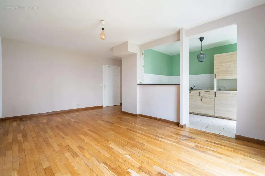 Living Room - 2-Bedroom Apartment with Balcony in Le Raincy