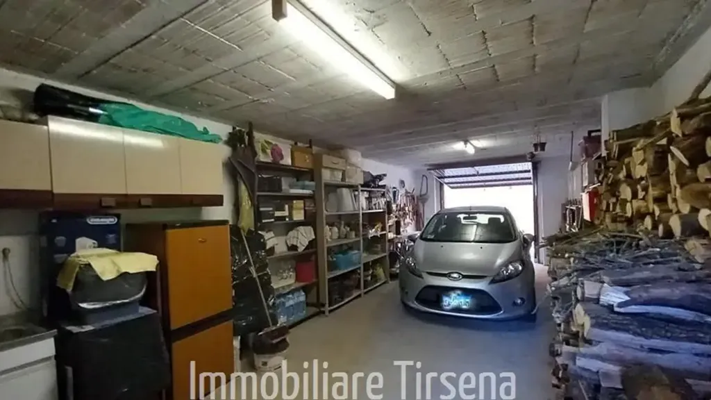 Garage - Apartment with Rupe View in Porano