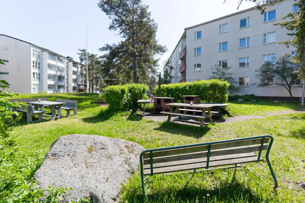 Garden - Compact Triplex with Balcony in Roihuvuori, Helsinki