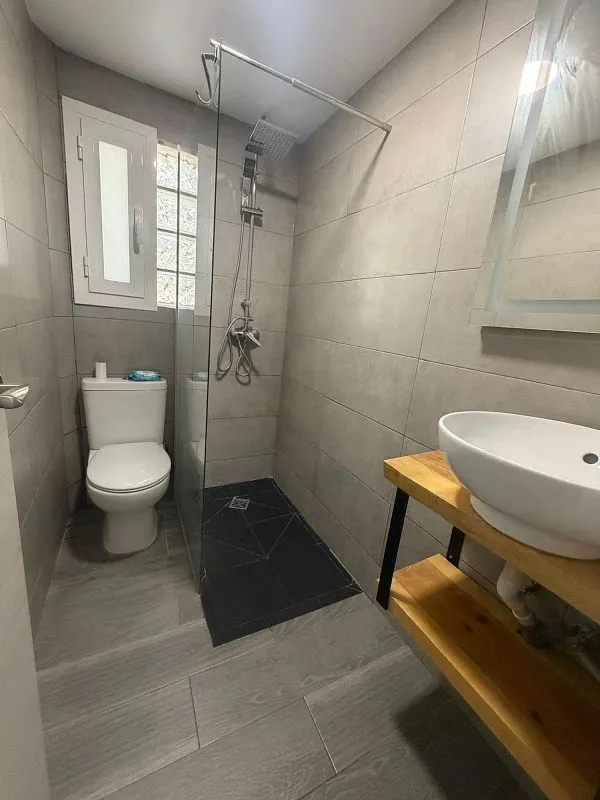 Salles de bain - Modernised 2-Bed Flat with A/C in Oliver