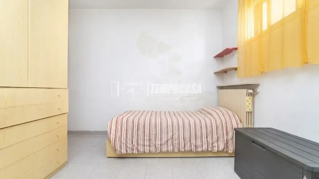 Bedrooms - Three-Bedroom Flat with Garden in Seriate
