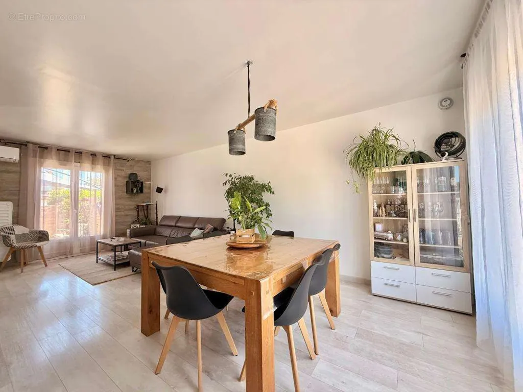Söögituba - Bright Semi-Detached House with Garden in Genlis