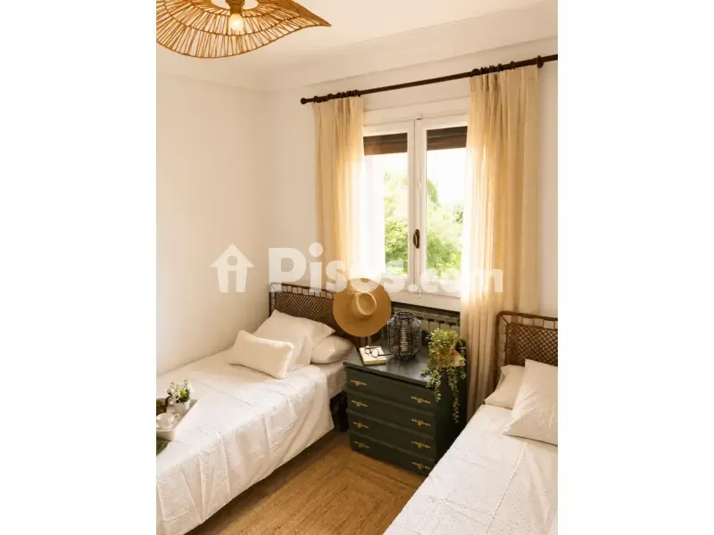 Chambres - Apartment with Terrace and Mountain Views in Gi-3560