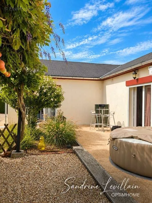 Terrass - Spacious Detached House with Garden in Beaumont-le-Roger