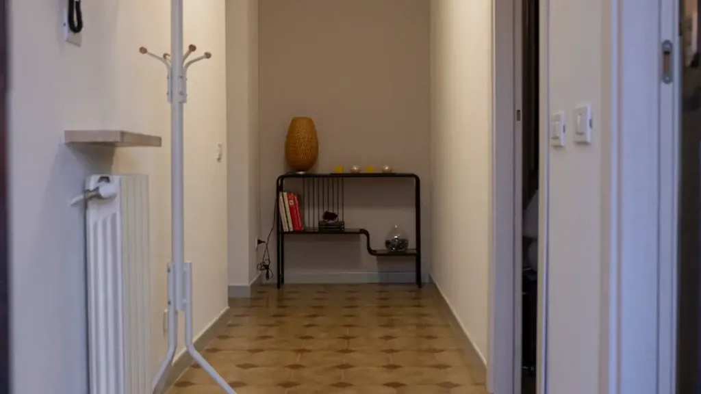 Esik - Rearranged Apartment with Balcony in Vigevano