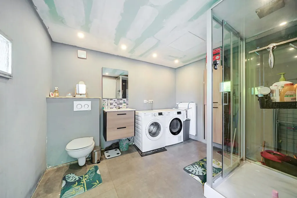 Salles de bain - Maison 3 Façades avec Jardin à Warnant-Dreye