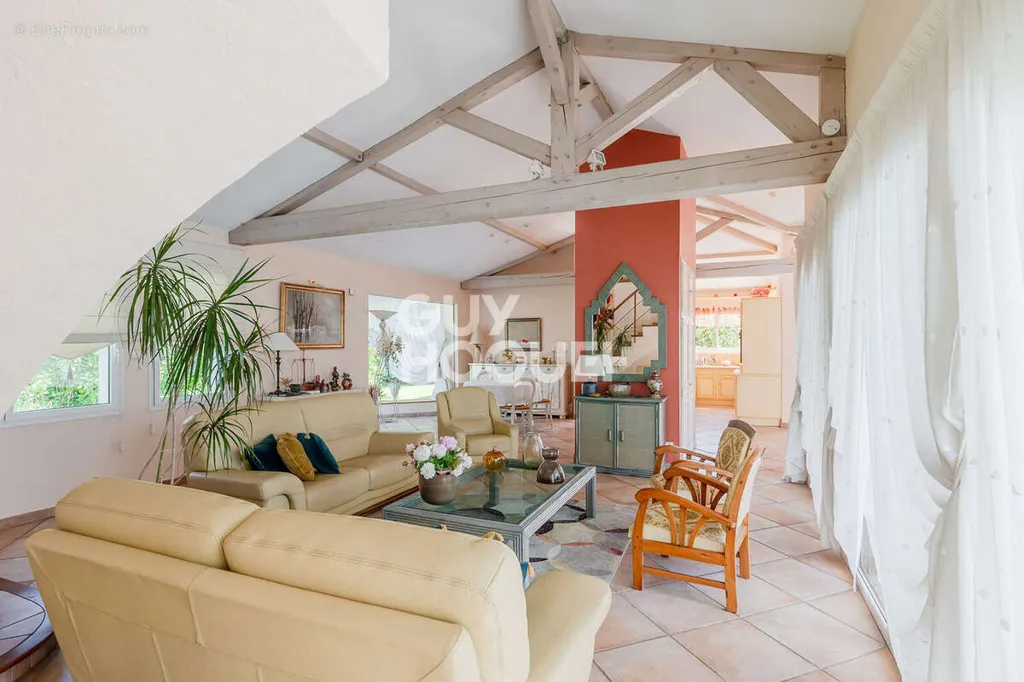 Elutuba - Architectural Villa with Pool on Rochetaillée Heights