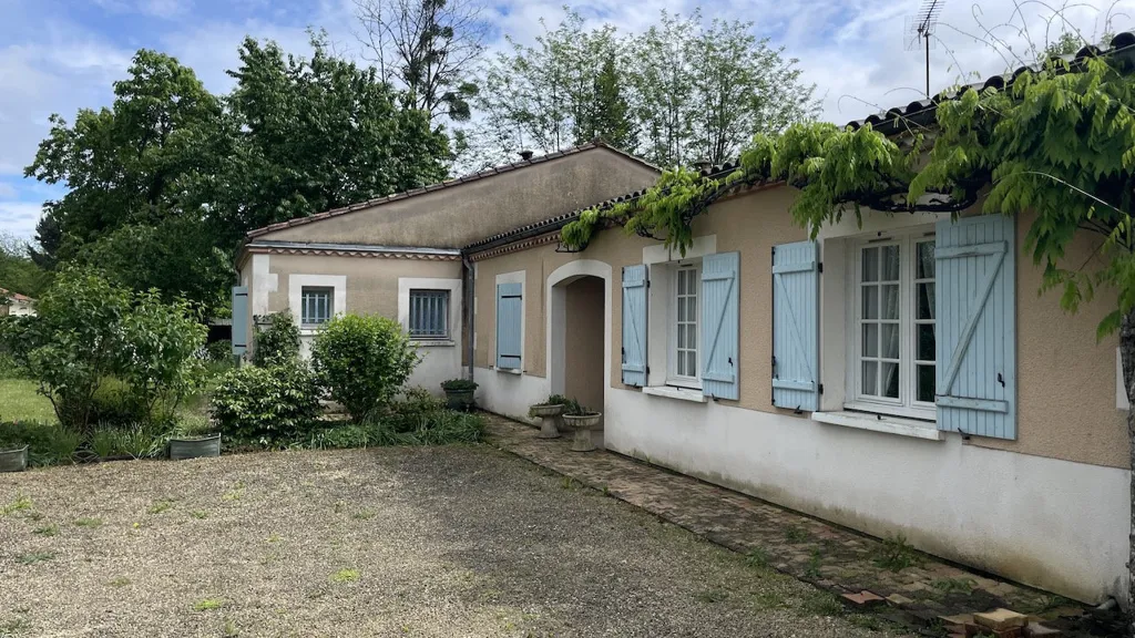 Extérieur - Maison Charmante avec Piscine dans Quartier Calme