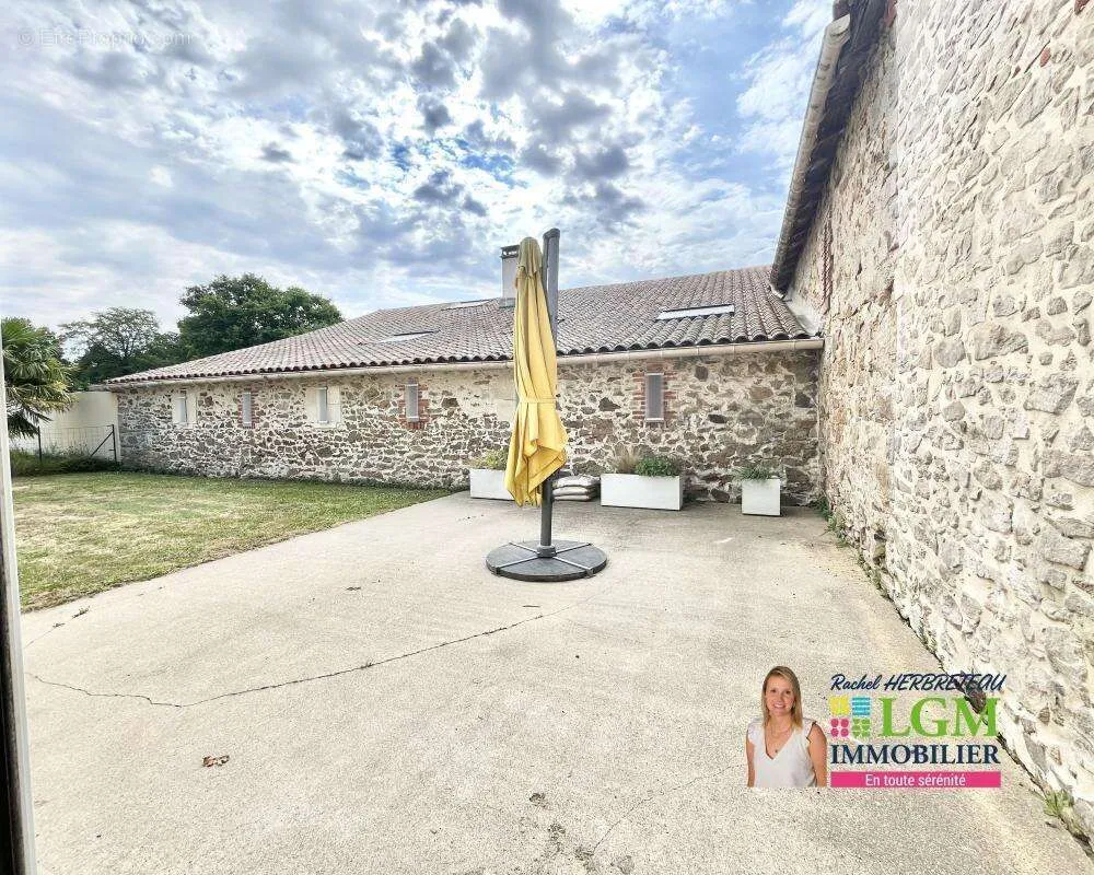 Maison de Charme avec Piscine à Aubigny-Les Clouzeaux