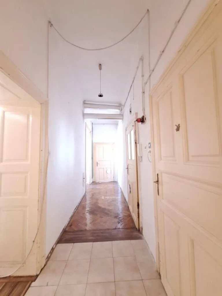 Ingresso - Renovatable Apartment with Lift in Budapest IX