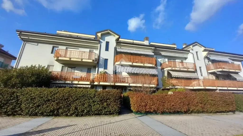 Välivaade - Top-Floor Flat with Balconies in Vittuone