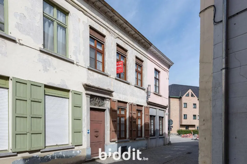 Extérieur - Maison à Rénover avec Garage au Centre de Lokeren