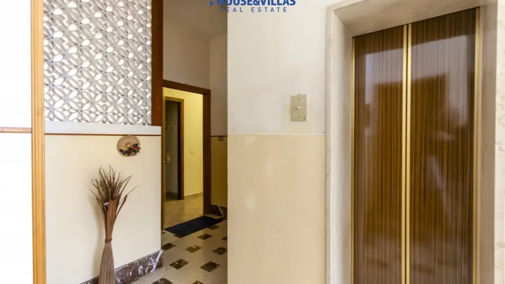 Esik - Three-Bedroom Apartment with Balcony in Avola