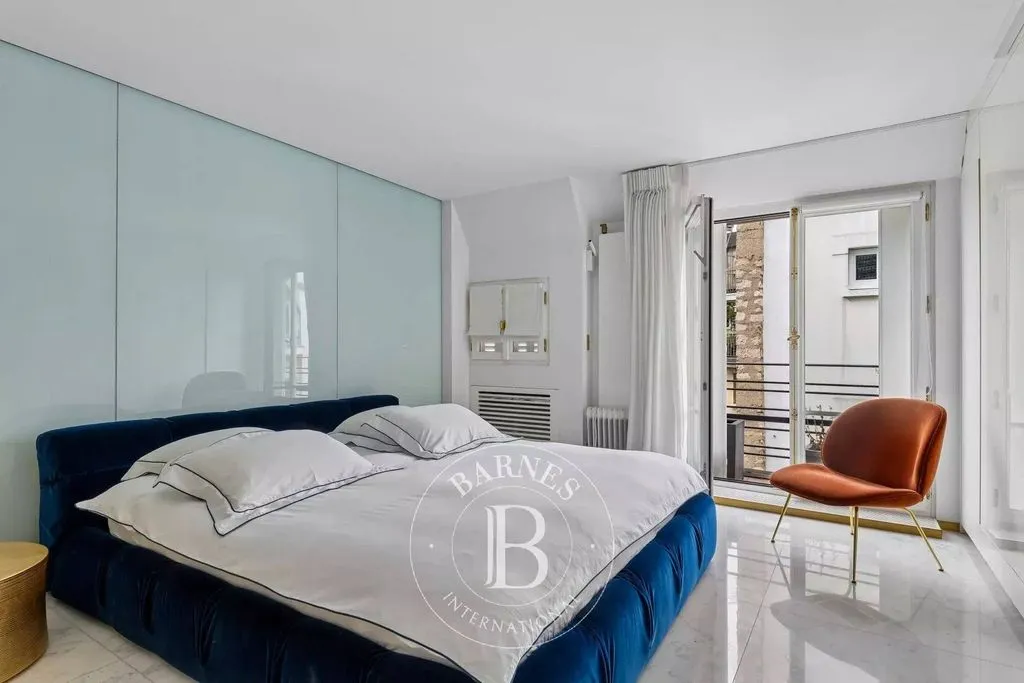 Bedrooms - Luxury Duplex with East-West View in Paris 7th