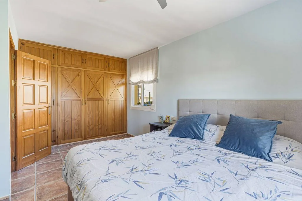 Chambres - Corner Semi-detached with Pool in Las Lagunas