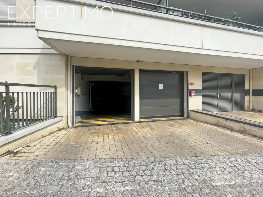 Garage - Grand Box avec Borne de Recharge à Issy-les-Moulineaux
