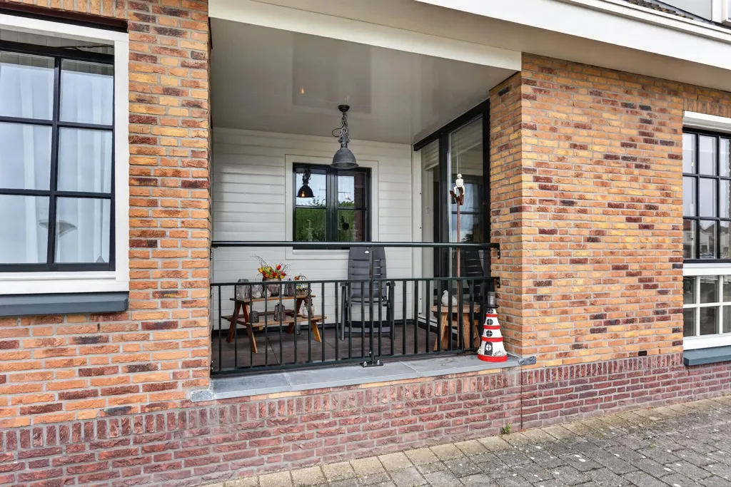 Exterior - Half-Freestanding House with Harbour View in Oude-Tonge