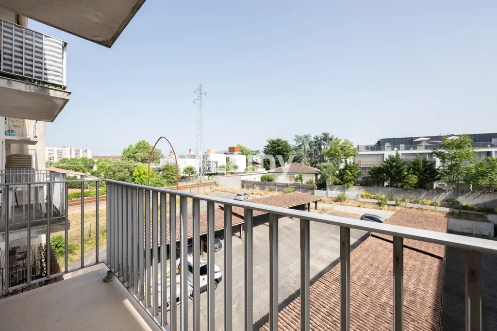 Balcony - Bright 3-Bed Flat with Balcony in Bordeaux