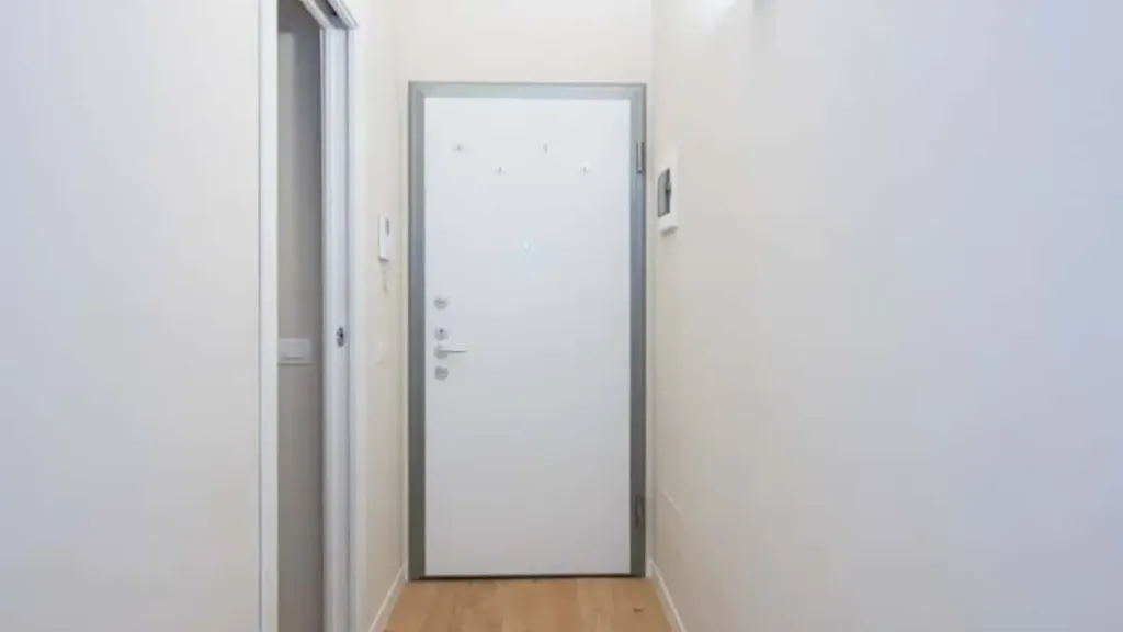 Entrée - Elegant Two-Room Apartment in Milan