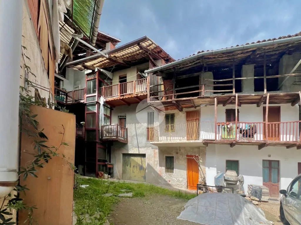 Esterno - Casa di corte da ristrutturare con box a Balangero