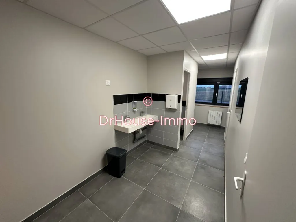 Esik - Commercial Space with Large Warehouse in Château-Landon
