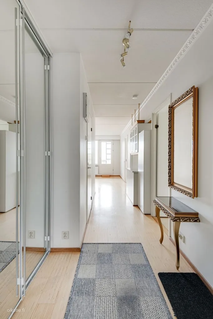 Esik - Apartment with Enclosed Balcony in Myyrmäki