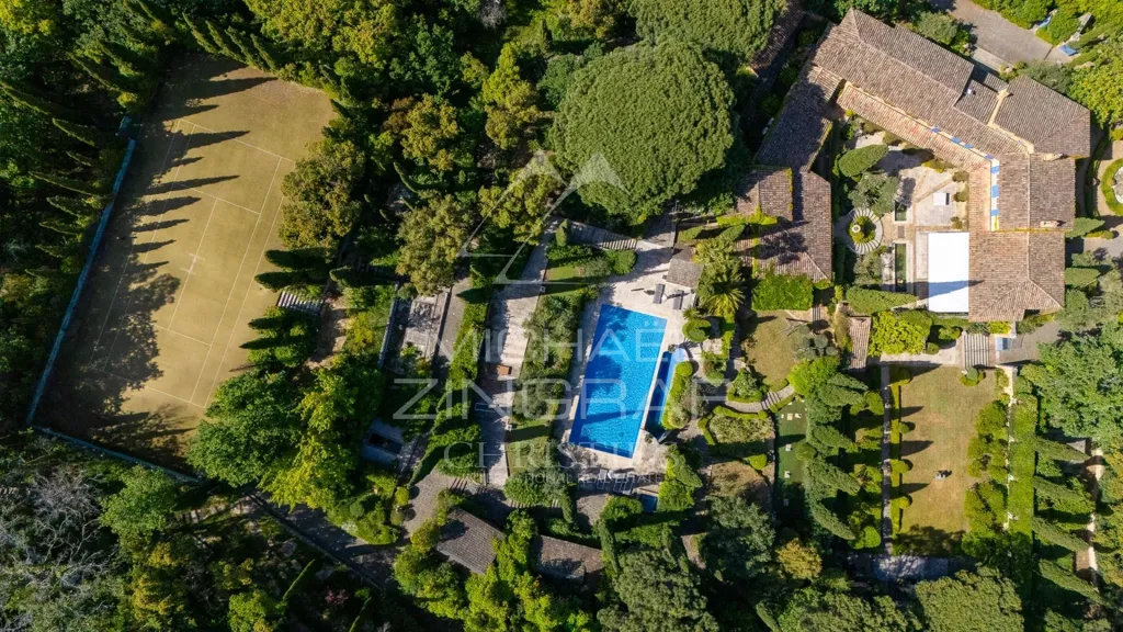 Vue aérienne - Villa avec Piscine et Jardins à Ramatuelle