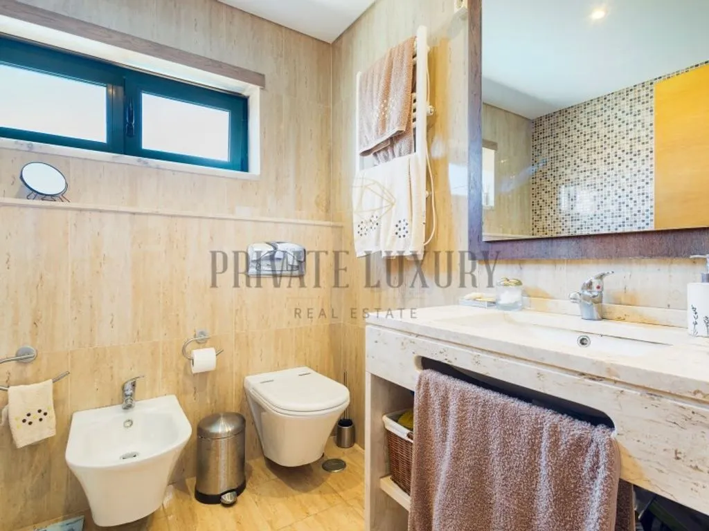 Bathrooms - Luxury Semidetached House with Pool in Cascais