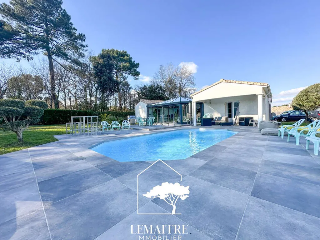 Piscine - Maison Contemporaine avec Piscine aux Mathes