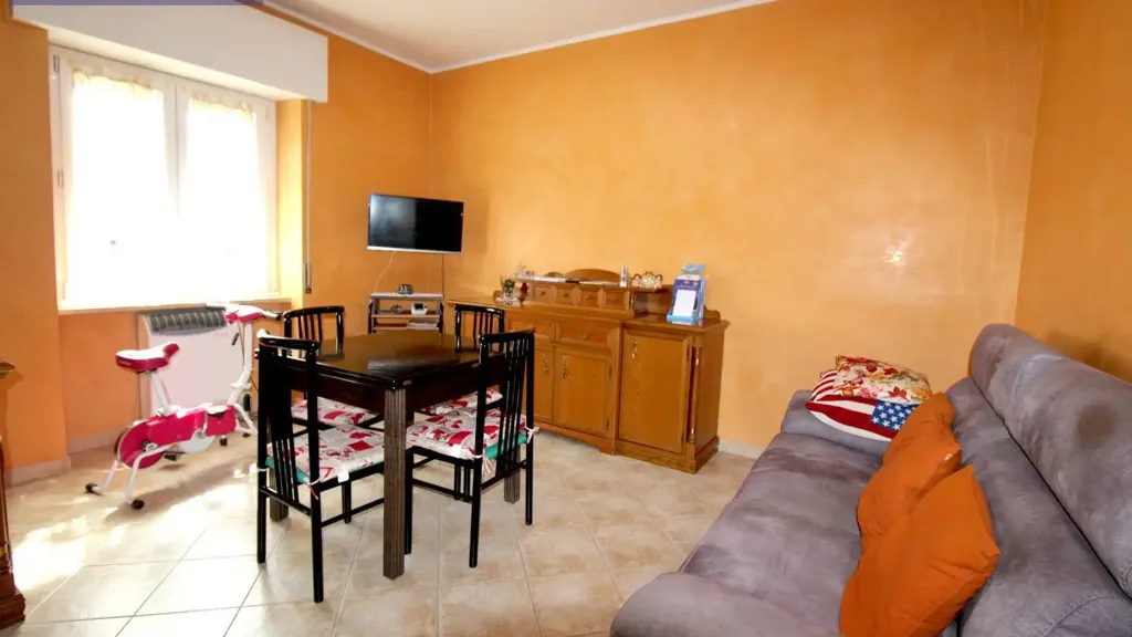Salle à manger - Rear-Facing Apartment with Garage in Bressana Bottarone