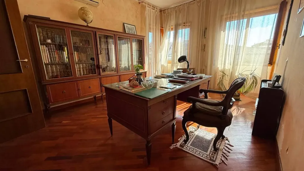 Bureau - Spacious Apartment with Balconies in Caserta
