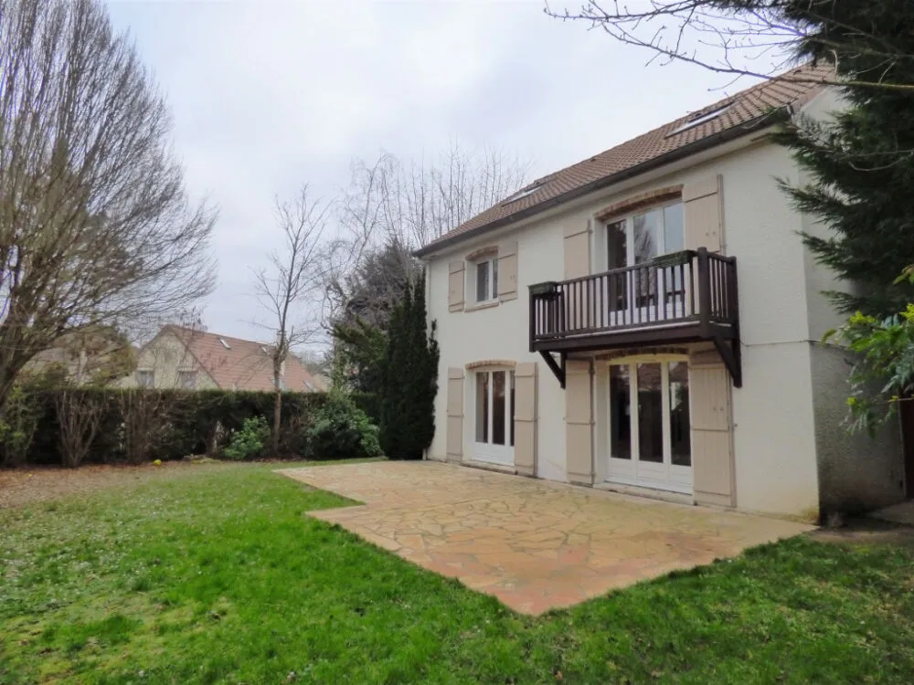 Aed - Spacious House with Garden near International School