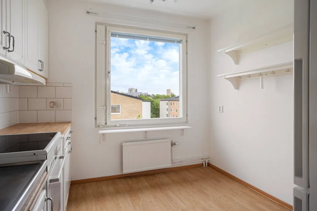 Cuisine - Spacious 2nd Floor Flat with Balcony in Sunny Location