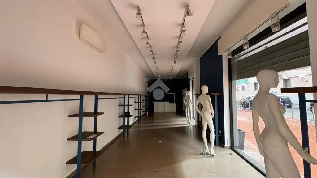 Pièces - Commercial Space with 4 Windows in Castellammare di Stabia