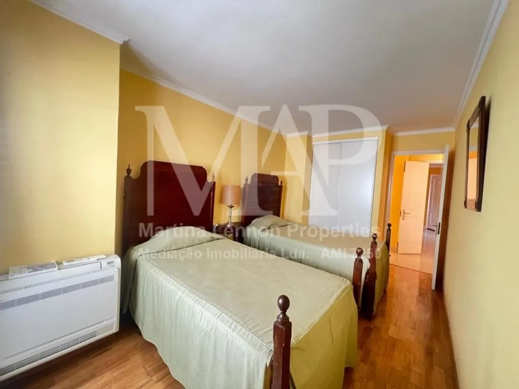 Bedrooms - 3-Bedroom Apartment with Parking in Lisbon