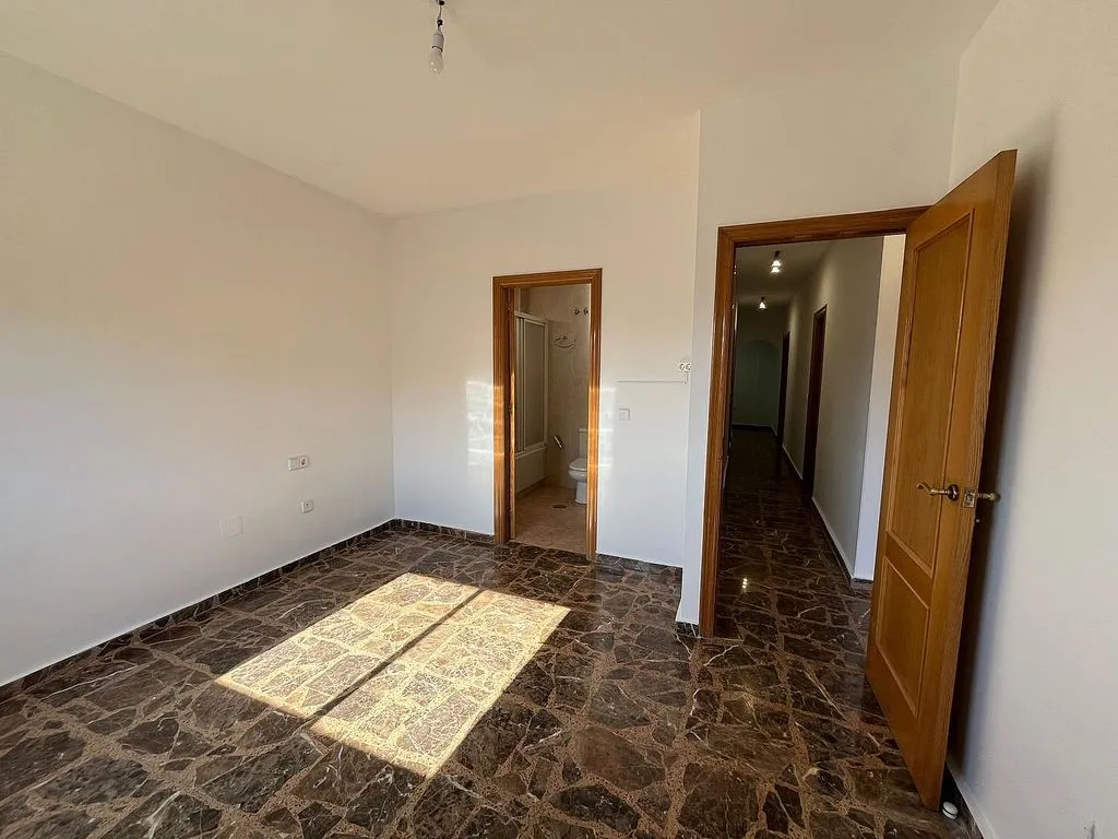 Rooms - Apartment with Balcony in Barrio de Peral
