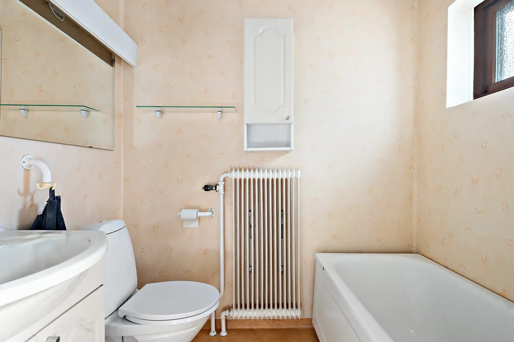 Bathrooms - Villa with Garden in Knislinge