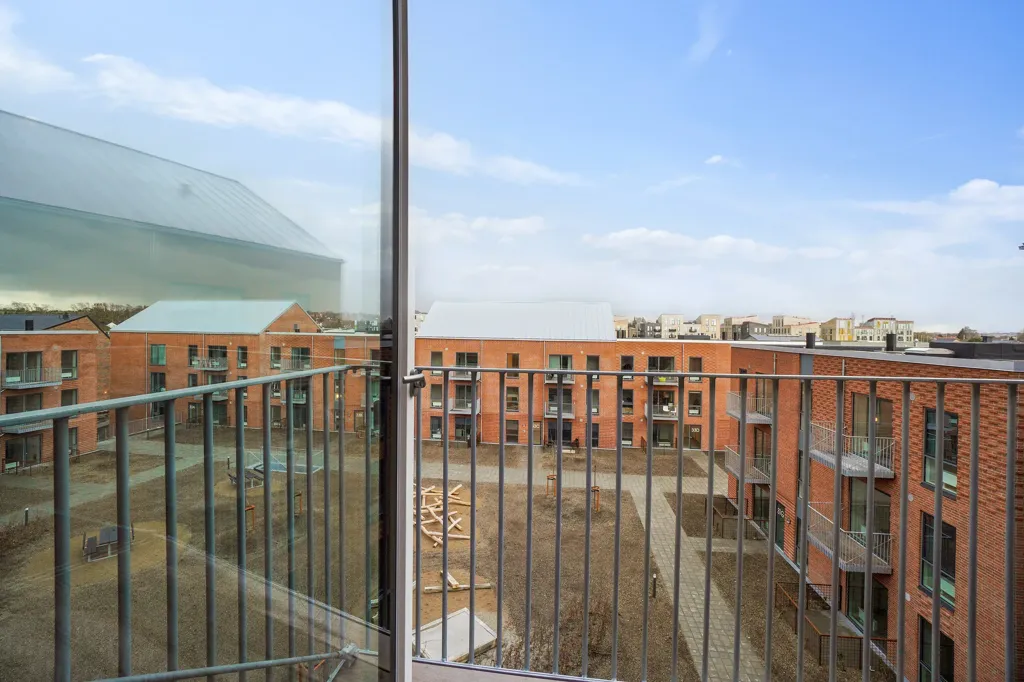 Balcon - 2-Bedroom Flat with West-Facing Balcony in 8300