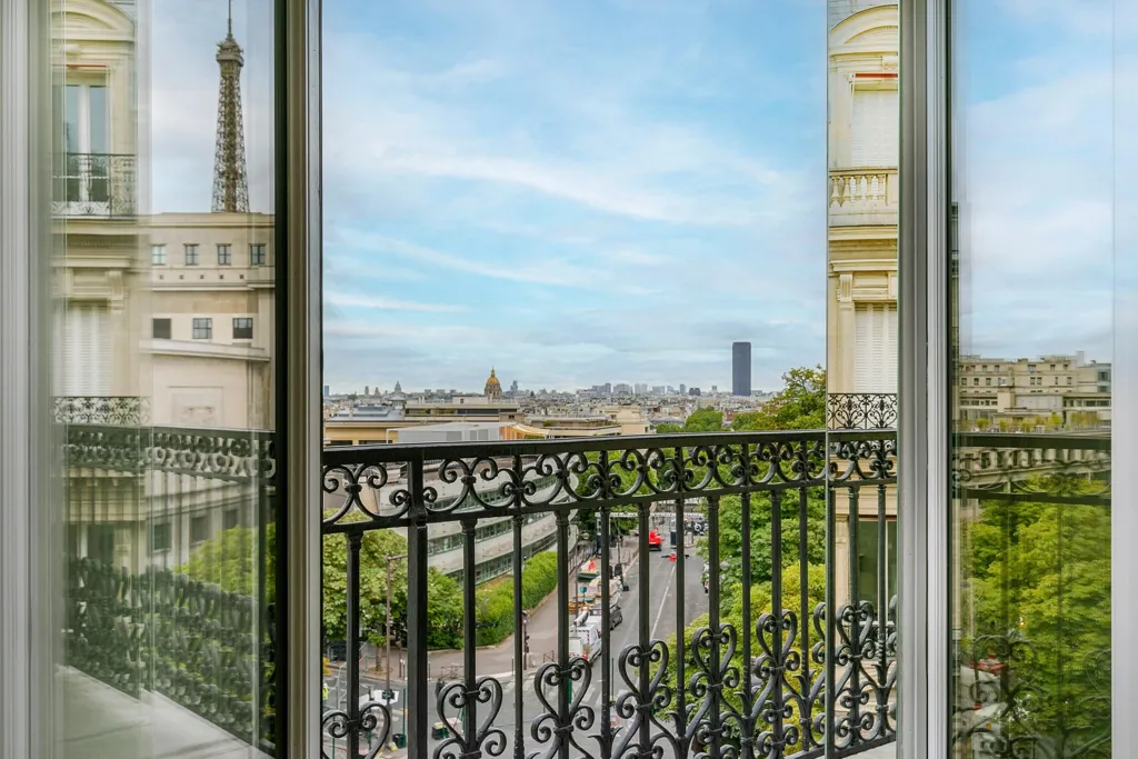 Balcon - Appartement Rénové avec Vue sur la Tour Eiffel à Paris 16e